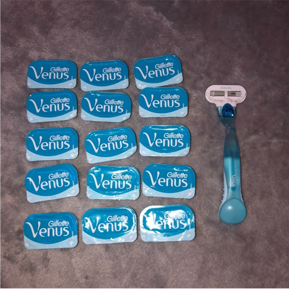 Gillette 15 pieces extra smooth value pack